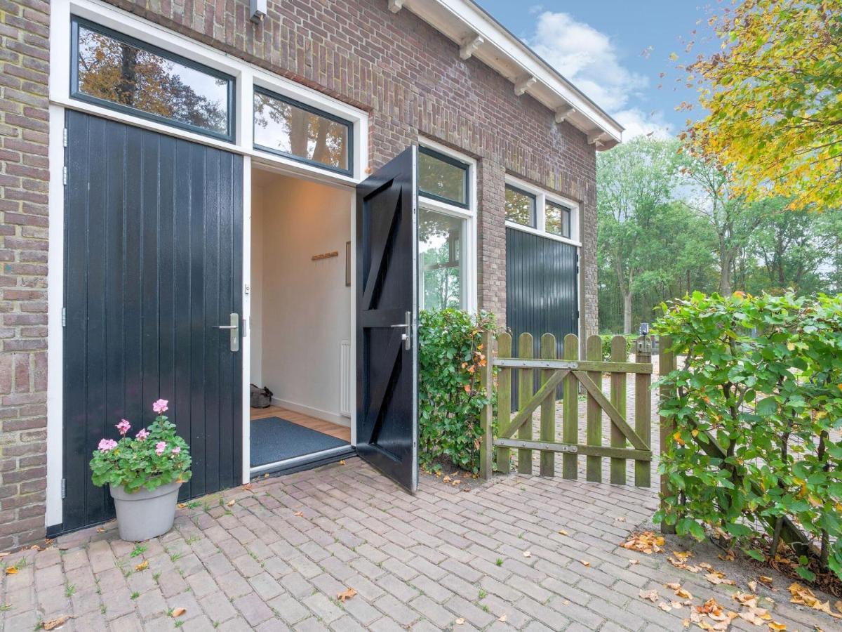 Cozy Holiday Home By The Canal In Dwingeloo Extérieur photo